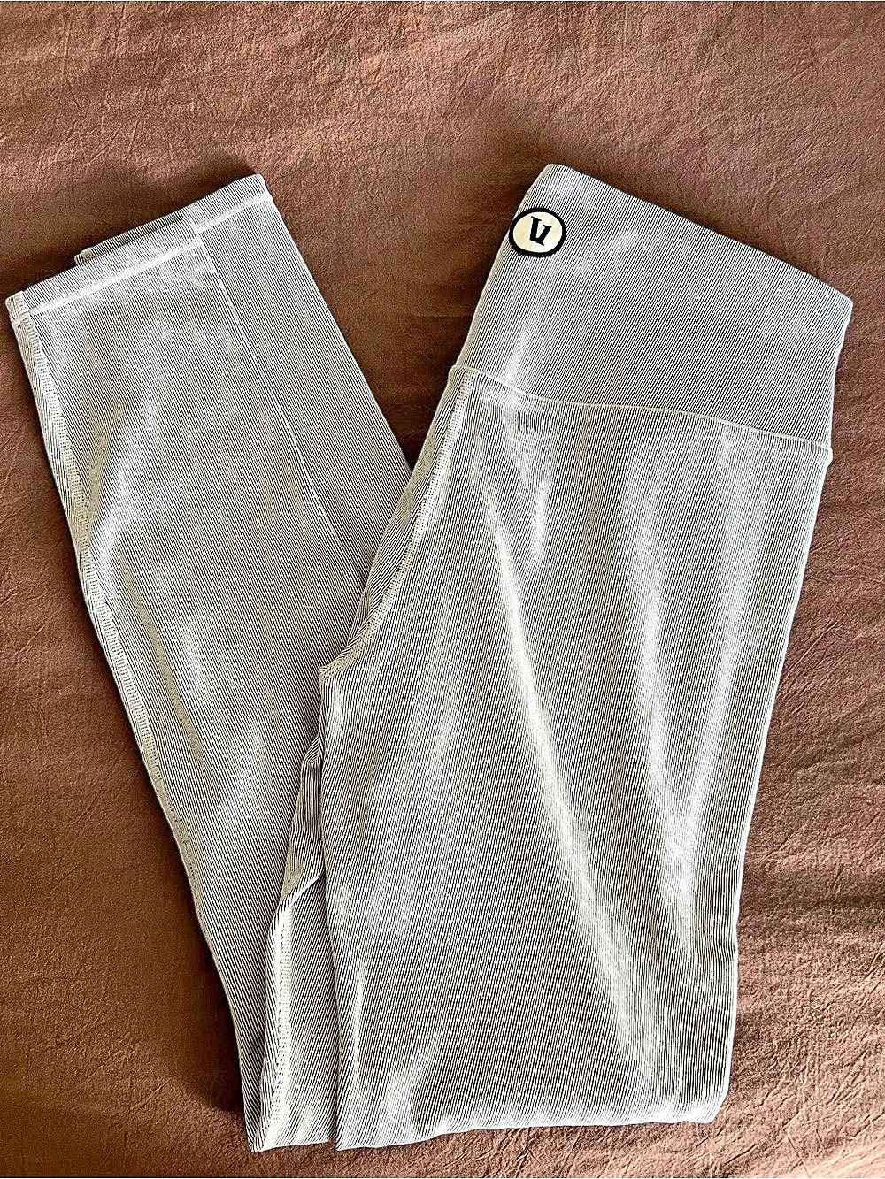 Vuori Striped Leggings in Gray Size Medium